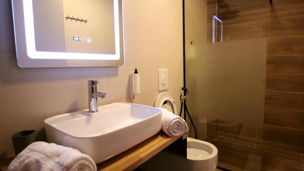 Koni'S Studio Apartments Tiranë Luaran gambar